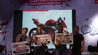 Juara 1 sampai Juara 3 kategori Sport Naked. Foto: Dadan Kuswaraharja