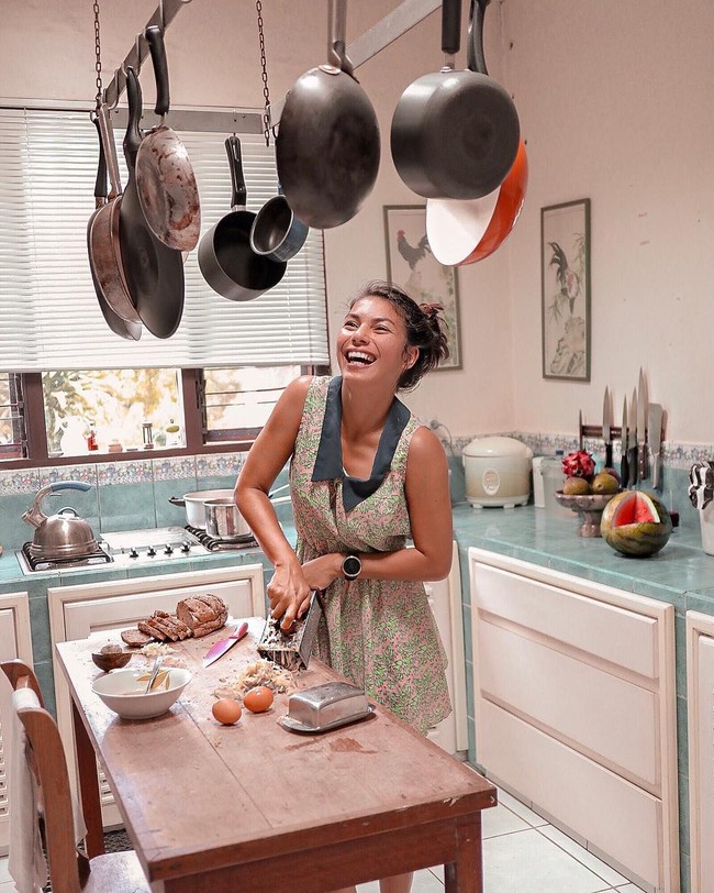 Kini, meski sedang hamil anak keduanya Yulia tetap rajin berolahraga. Tubuhnya pun tetap kencang dan seksi. Foto: dok. Instagram (Yulia Baltschun)