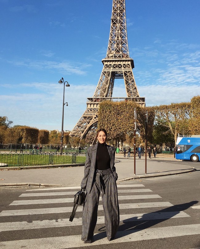 Tampil dengan busana DKNY dan tas Loewe, ibu dua anak itu berpose di depan Menara Eiffel.  Foto: dok. Instagram (@tcjamidah)