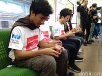 Puluhan Anak Ikut Lomba Rubik di Atas KRL