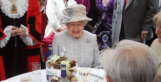Dikabarkan Daily Mail, menu makanan sehari-hari Ratu hanya berkisar pada makanan tertentu seperti ikan atau ayam panggang dengan dua jenis sayuran. Untuk buah, ia sangat menyukai buah-buahan segar dan salad. (Foto: Getty Images)
