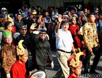 Ikut Karnaval Etnik, Menko Luhut: Banyuwangi Paten!