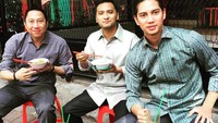Rupanya Budi merupakan penggemar jajanan bakmi. Ini posenya saat makan bakmi Asun di depan sekolah St. Theresia ditemani kedua temannya, lengkap dengan es jeruk dingin segar. Foto: Instagram @budidjiwandono