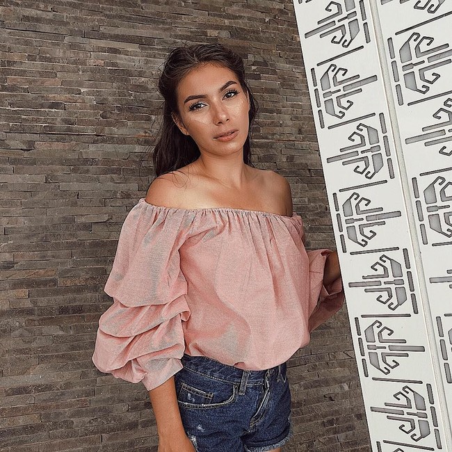 Ia pun kerap tampil seksi di Instagram-nya memamerkan bentuk tubuhnya yang idealnya. Tinggal di Bali, ia mengaku sangat santai dalam berbusana Foto: dok. Instagram (Yulia Baltschun)