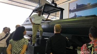Di Banyuwangi, Luhut Kunjungi Pabrik Tank Boat Antasena