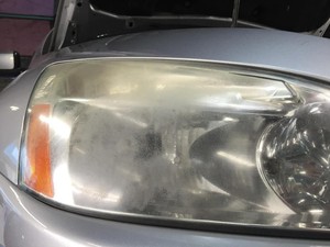 Begini Cara Membersihkan Lampu Mobil Berembun