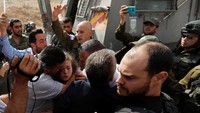 Tamimi yang menampar tentara Israel itu disambut sorak-sorai dari para pendukungnya. Mereka merayakan kebebasan Tamimi dan berteriak menuntut kebebasan. (Foto: dok Reuters)