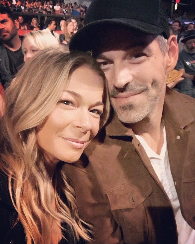 Aktor Eddie Cibrian terlibat perselingkuhan dengan aktris dan penyanyi LeAnn Rimes setelah mereka dipertemukan dalam film Northern Lights pada 2008. Saat itu status keduanya sudah sama-sama menikah. Saat Eddie akhirnya ketahuan sang istri bahwa dia tergoda pelakor, rumah tangganya pun berakhir dengan perceraian pada 2010. Dan di tahun yang sama Eddie kemudian bertunangan dengan LeAnn Rimes yang juga memilih mengakhiri pernikahannya dengan sang suami. Keduanya menikah pada 2011. Foto: Dok. Getty Images