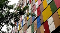 Salah satu keunikan bangunan ini disusun dari 1.000 pintu beraneka warna, sehingga tampak mencolok. Istimewa/Boredpanda.