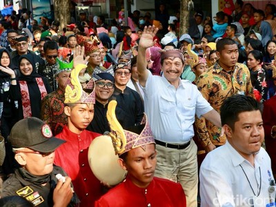 Ikut Karnaval Etnik, Menko Luhut: Banyuwangi Paten! Ikut Karnaval Etnik, Menko Luhut: Banyuwangi Paten!