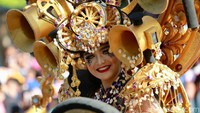 Salah satu peserta pawai dengan ornamen roda dan lampu dokar. Dalam tradisi Puter Kayun, tiap tanggal 10 Syawal warga Desa Boyolangu menaiki dokar (delman) ke Pantai Watu Dodol (Ardian Fanani/detikTravel)