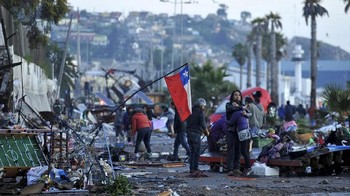 Gempa bumi berkekuatan 7,8 skala Richter mengguncang Nepal pada 25 April 2015. Lebih dari 4.000 orang meninggal dunia dan lebih dari 7.000 orang luka-luka. Gempa bumi ini juga menyebabkan longsor salju di base camp Gunung Everest yang menyebabkan 18 orang meninggal dunia. (Foto: NewsNation) 