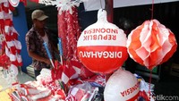 Bendera dan pernak-pernik dibandrol dari harga Rp 5.000 hingga Rp 200.000.