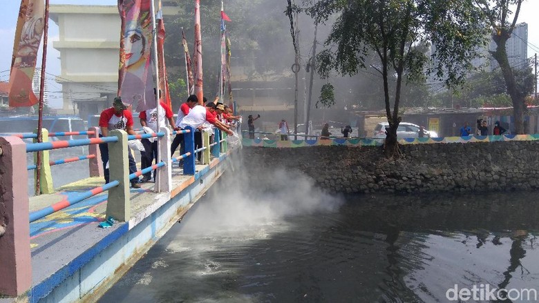 500 Kg Serbuk Penghilang Bau Ditebar di Kali Item