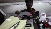 Total, Pon menghabiskan Rp 31 juta untuk modifikasi motornya. Paling mahal di pelek Rp 6 juta satu set yang harus kita kustom di Bandung, tutupnya. Foto: Dadan Kuswaraharja