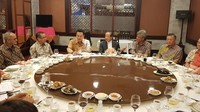 Makan malam kali ini terkesan serius. Ya, di meja itu ada Dubes Taiwan dan pengusaha-pengusaha asal Taiwan. Foto: Instagram @diaz.hendropriyono