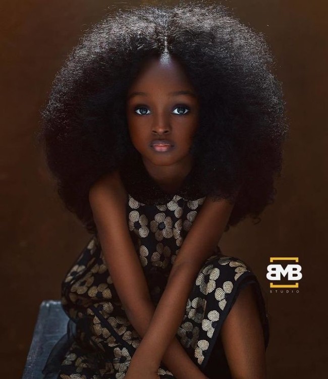 Belum lama ini Jare asal Nigeria, yang baru berusia lima tahun jadi viral. Berwajah photogenic, Jare disebut netizen sebagai gadis tercantik di dunia. Foto: Instagram/@mofebamuyiwa