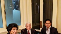 Rayakan pergantian tahun baru, Budi memilih makan malam bersama kedua orang tuanya dalam balutan pakaian formal dan hidangan dessert manis. Foto: Instagram @budidjiwandono