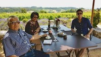 Berkunjung ke perkebunan wine di Saint Emilion, Prancis, Budi dan kedua orang tuanya memilih bersantai sambil menikmati kopi dan wine dengan pemandangan kebun yang indah. Foto: Instagram @budidjiwandono
