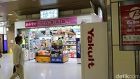 Misalnya saja di Stasiun Sapporo. Malah setelah turun dari kereta dan sampai di sasiun Sapporo. Stasiun Sapporo ini memang sudah terintegrasi dengan beberapa pusat perbelanjaan (Dina/detikTravel)