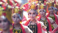 Fragmen juga semakin meriah dengan tampilnya ratusan penari Gandrung yang mengiringinya (Ardian Fanani/detikTravel)