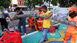 Serbuk Penghilang Bau Ditebar di Kali Item