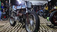 Dari tampilannya, mungkin Otolovers tak percaya kalau motor ini aslinya adalah Honda Karisma. Ya motor ini dimodif pemiliknya dengan gaya cafe racer. Foto: Dadan Kuswaraharja