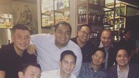 Begini gaya keren Budi saat makan malam bersama sekaligus ngumpul bareng teman-teman terdekatnya. Foto: Instagram @budidjiwandono