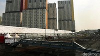 Upaya mengurangi bau, Pemprov DKI Jakarta masih memasang kain penutup (waring).