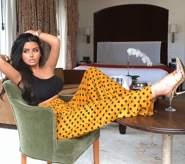 Wanita yang pernah jadi bartender itu mengaku tidak menamatkan pendidikan S1-nya karena terlalu senang bekerja dibanding kuliah. Saat sibuk bekerja, Abigail ditawari menjadi model dadakan salah satu fotografer. Saat fotonya di-post oleh sang fotografer di Instagramnya, banyak yang menyukainya. Foto: dok. Instagram (abigailratchford)