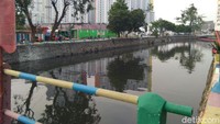Serbuk bernama DeoGone itu disebut mampu menghilangkan bau kali tersebut (Foto: Yuni Ayu Amida/detikcom)