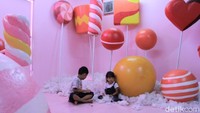 Rumah tersebut nampak mencolok jika Anda memasuki kawasan obyek wisata ini. Selain itu, sebelum mencoba wahana wisata lainnya, para pengunjung pasti terlebih dahulu masuk ke Candy House. (Wisma Putra/detikTravel)