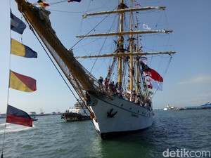 Meriahnya Kirab Obor Asian Games 2018 dengan KRI Dewaruci di Makassar