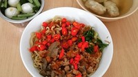 Foto ini jadi bukti kalau Budi memang penggemar bakmi sejati. Ia bahkan rela berkunjung ke Muara Karang, untuk menyantap bakmi Khek dengan irisan cabai merah yang pedas. Foto: Instagram @budidjiwandono