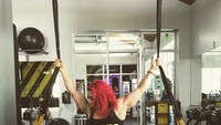 Tia mencoba melakukan olahraga TRX dengan bantuan tali suspensi khusus. (Foto: Instagram/tiamarie.fit)  