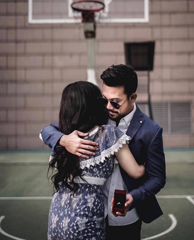 Dalam foto tersebut tampak Dita menghadap ke belakang dalam pelukan Denny. Sementara pebasket tampan itu memeluknya sambil membawa cincin.  Foto: dok. Instagram (@matahatigraphy)