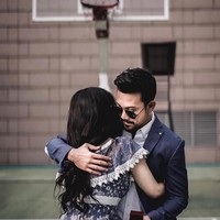 Dalam foto tersebut tampak Dita menghadap ke belakang dalam pelukan Denny. Sementara pebasket tampan itu memeluknya sambil membawa cincin.  Foto: dok. Instagram (@matahatigraphy)