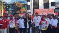 Presiden Joko Widodo (Jokowi) mengawali kegiatan di Makassar dengan berolahraga. Jokowi ditemani Ibu Negara Iriana mengikuti jalan santai bersama warga Sulawesi Selatan. Foto: Biro Pers Setpres
