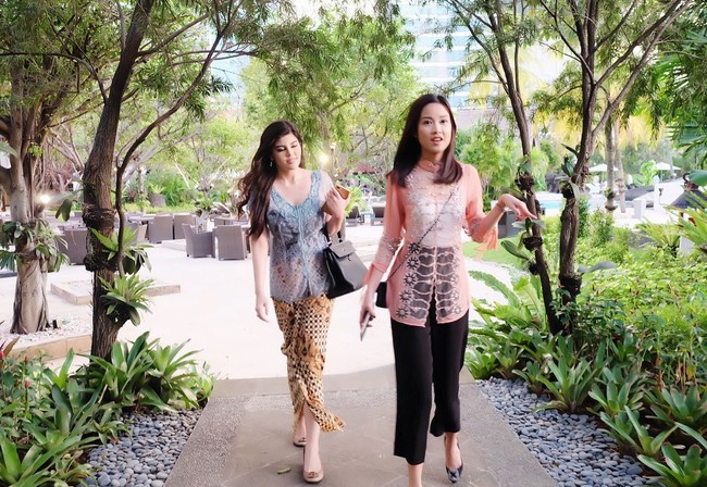 Dita pun mengoleksi benda-benda fashion high-end dengan harga selangit. Inilah penampilan Dita mengenakan kebaya dan menjinjing tas Hermes.  Foto: dok. Instagram