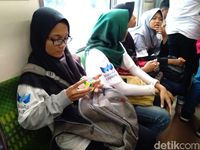 Puluhan Anak Ikut Lomba Rubik di Atas KRL