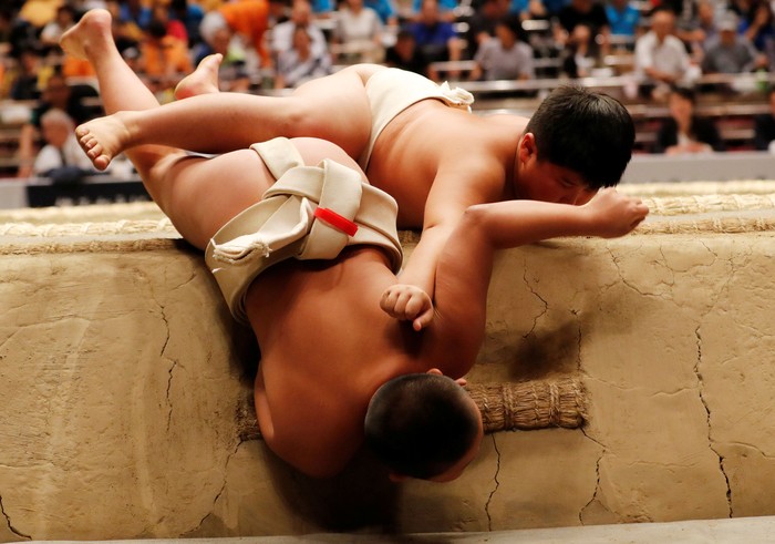 Sejumlah anak-anak di Jepang mengikuti turnamen sumo di Tokyo. Seperti apa aksi mereka/ Penasaran? Simak foto-fotonya berikut ini.