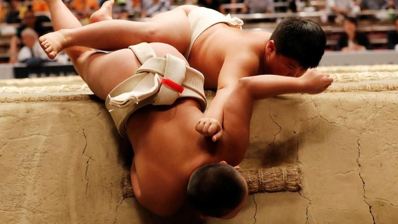 Sejumlah anak-anak di Jepang mengikuti turnamen sumo di Tokyo. Seperti apa aksi mereka/ Penasaran? Simak foto-fotonya berikut ini.