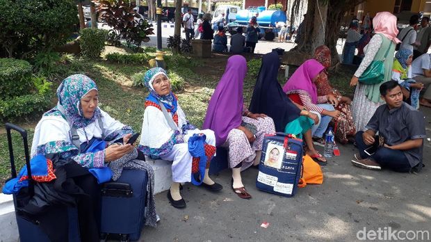 Calon Haji Bojonegoro Kleleran di Taman Pendopo, Ini Kata Kasi Haji