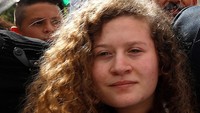 Remaja Palestina, Ahed Tamimi, yang diadili karena menampar tentara Israel akhirnya bebas dari penjara. Gadis berusia 17 tahun ini bebas setelah 8 bulan mendekam di penjara. (Foto: dok Reuters)