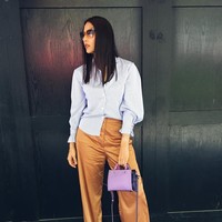 Kali ini ia menggunakan kemeja biru, celana warna khaki dan tas ungu dari Coach. Meski penampilannya tabrak warna, namun tetap enak dilihat.  Foto: dok. Instagram (@tcjamidah)