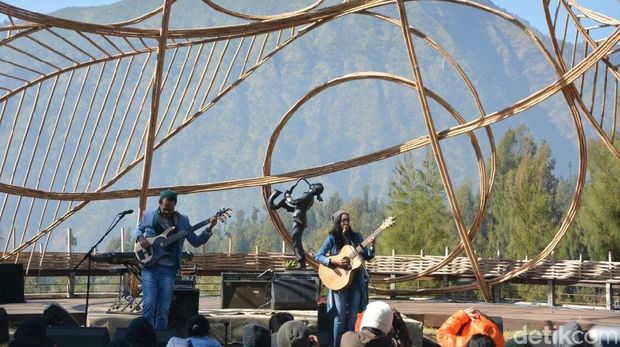 Endah and Rhesa Tampil Mesra di Depan Penonton Jazz Gunung