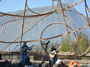 Endah and Rhesa Tampil Mesra di Depan Penonton Jazz Gunung