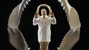 Dalam foto di atas, ilmuwan memegang tulang rahang hiu modern untuk dibandingkan dengan tulang rahang Megalodon. Dengan panjang yang mencapai 18 meter, Megalodon merupakan salah satu karnivor paling tangguh yang pernah ada. (Foto: Louie Psihoyos/Corbis)