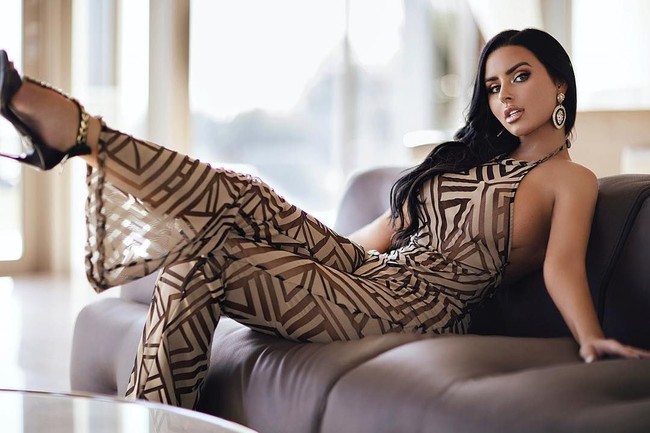 Kini Abigail memperoleh kepopuleran dan kekayaan. Ia tak menyangka bahwa gadis desa sepertinya bisa seperti saat ini.  Foto: dok. Instagram (abigailratchford)