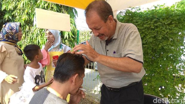 Menurut Fuad Baradja, berhenti merokok harus dimulai dengan keinginan kuat dari si perokok.